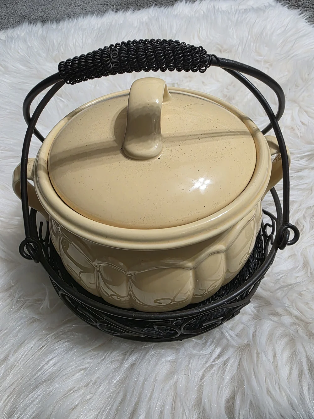 Celebrating Home Bean Pot with Iron Basket